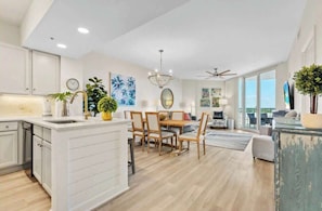 Dining - Sunrise and Ocean View Suite Pool Across from BEACH (Destin)