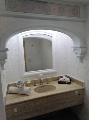 A bathroom with a white sink, a mirror, and a towel rack. - Amazing Studio by the beach (Cancún)