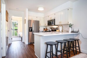 Geladeira, micro-ondas, fogão, cooktop