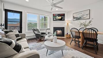 Una Smart TV, una chimenea, un futbolín, una mesa de tenis de mesa