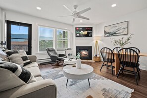 Smart TV, lareira, pebolim, mesa de pingue-pongue