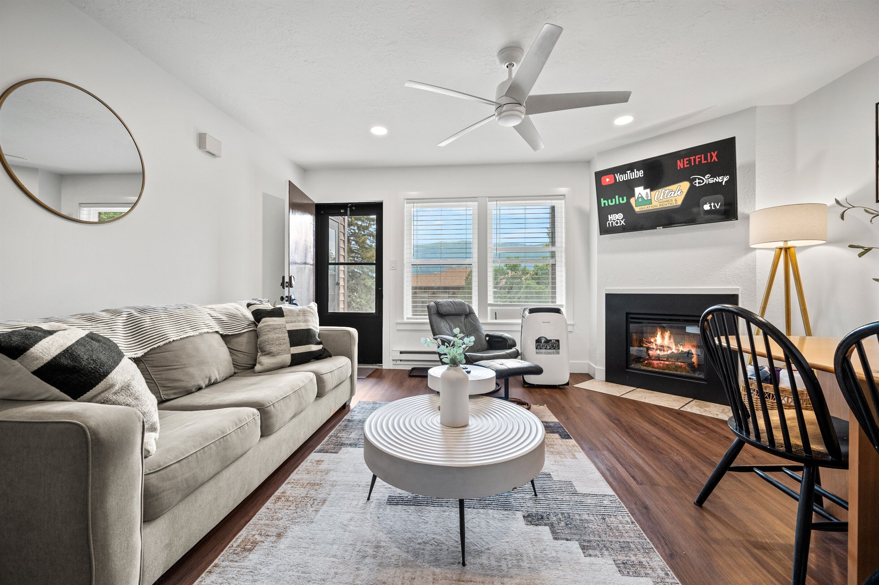 Smart-TV, Kamin, Tischfußball, Tischtennisplatte