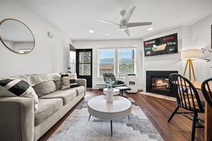 Smart TV, lareira, pebolim, mesa de pingue-pongue