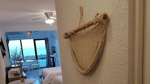 Une chambre d’hôtel avec un lit, une petite table et une vue sur l’océan.