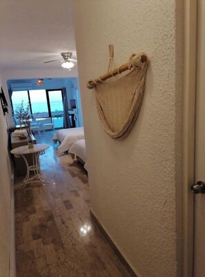 1 slaapkamer, een strijkplank/strijkijzer, reisbedje, gratis wifi