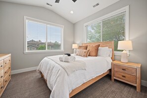4 bedrooms, iron/ironing board, travel crib, free WiFi - Heaven’s Gate LS48 | Ski Retreat | Hot Tub & Views (Huntsville)