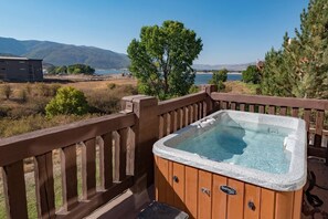 Bañera de hidromasaje al aire libre