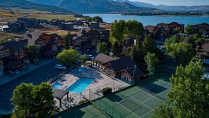 Zona residencial con casas, piscina y cancha de tenis.