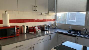 Chalet | Private kitchen | Fridge, microwave, oven, stovetop