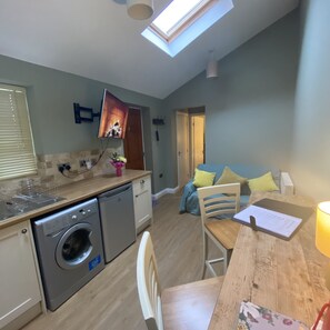 Appartement | Cuisine privée | Réfrigérateur, four à micro-ondes, un four, surface de cuisson