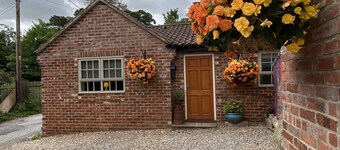 Private Annex, Parking, Wifi, 2mins to J48 A1 M1