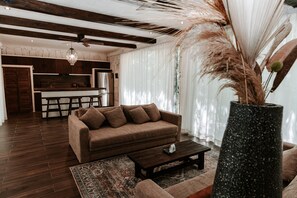 Luxury-Villa (Jungle Villa Tierra) | Wohnbereich | 55-Zoll-Smart-TV mit Digitalempfang, Fernseher, Stereoanlage