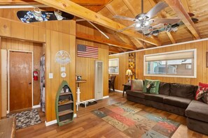 スマートテレビ、暖炉、テレビゲーム、テーブルサッカー台