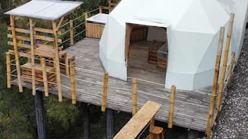 Yhden hengen design-huone, 1 parisänky, näköala mäelle | Untuvapeitot, yksilöllisesti sisustettu, yksilöllisesti kalustettu