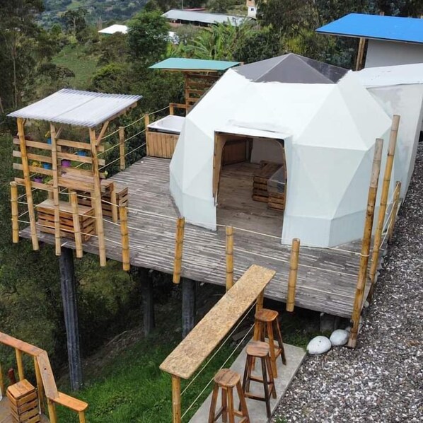 Chambre simple Design, 1 lit double, vue sur la colline | Couette en duvet, décor unique, ameublement unique