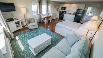 Studio | Premium bedding, individually decorated, individually furnished, desk