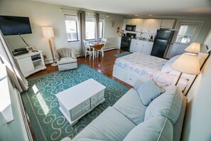 Studio | Premium bedding, individually decorated, individually furnished, desk - Neptune House (Block Island)