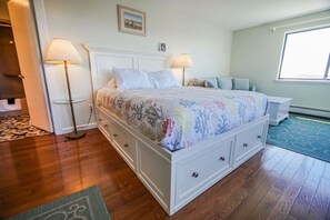 Studio | Premium bedding, individually decorated, individually furnished, desk - Neptune House (Block Island)