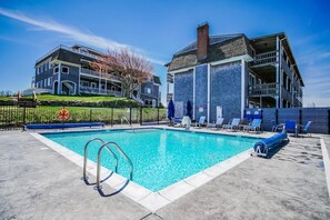 Seasonal outdoor pool - Neptune House (Block Island)