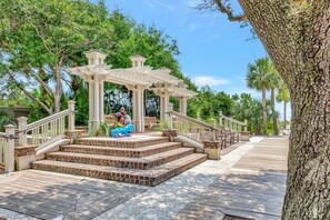 Property grounds - Updated Condo w/ Pool, Tennis, Walk to the Beach , Coligny and Celebration Park! (Hilton Head Island)