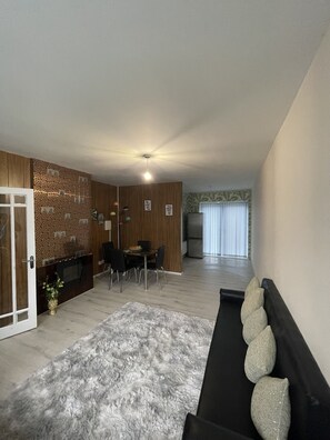 Living area - Spacious 3-Bedroom house (Wolverhampton)