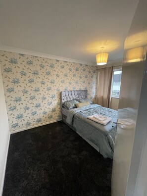 Family House | 3 bedrooms, premium bedding, individually decorated - Spacious 3-Bedroom house (Wolverhampton)