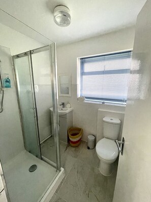 Familienhaus | Badezimmer | Bidet, Handtücher