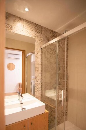 Classic-Studio | Badezimmer | Dusche, Regendusche, Haartrockner, Handtücher