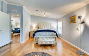 3 bedrooms, desk, iron/ironing board, travel crib