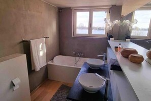 Een bad, een haardroger, handdoeken, zeep