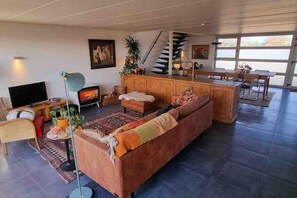 Boeken, een muziekbibliotheek en een stereo