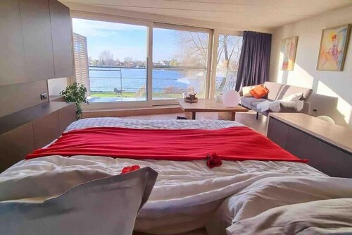 Cozy house at the lake