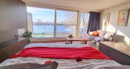 Cozy house at the lake