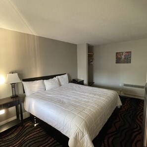 1 bedroom, iron/ironing board, WiFi, bed sheets - Really Spacious King Room (Gatlinburg)