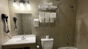 Combined shower/tub, hair dryer, towels - Really Spacious King Room (Gatlinburg)