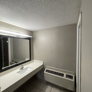 Ensemble douche/baignoire, sèche-cheveux, serviettes fournies