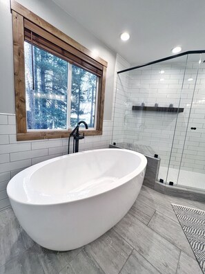 Badewanne, Haartrockner, Handtücher, Seife