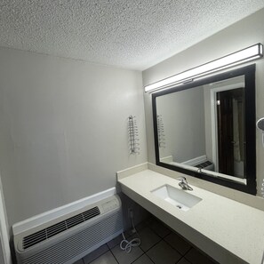 Combined shower/bathtub, hair dryer, towels