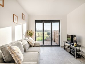 TV - 1 bedroom accommodation in Shotesham All Saints (Shotesham All Saints)