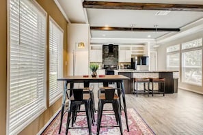 Dining - Modern Cabin 3/2 Dripping Springs + Venues & Brews (Dripping Springs)