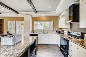 Fridge, microwave, oven, stovetop - Modern Cabin 3/2 Dripping Springs + Venues & Brews (Dripping Springs)