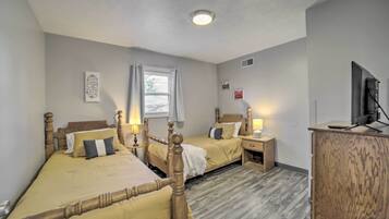 8 Schlafzimmer, Schreibtisch, Bügeleisen/Bügelbrett, Reisekinderbett