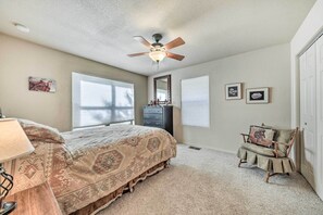 3 bedrooms, desk, travel crib, WiFi