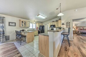 Fridge, microwave, stovetop, dishwasher - Charming Ruidoso Home w/ Deck & Lovely Views! (Ruidoso)