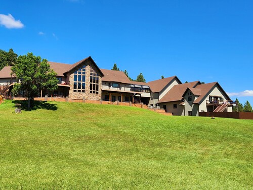 17 Acres of luxury, Comfort, & 2200sf Game Room / Movie Theater!