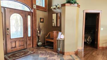 5 Schlafzimmer, Schreibtisch, Bügeleisen/Bügelbrett, Reisekinderbett