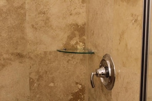 Regadera, toallas, jabón, shampoo