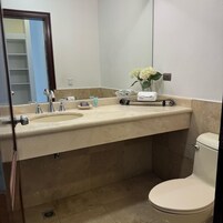 Ducha, toallas, jabón, shampoo