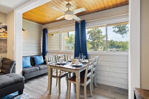 Dining - Beautiful Condo TheSpa Resort w/Indoor Outdoor Pools Hot Tub Tennis Water Front! (Hilton Head Island)