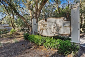 Property grounds - Beautiful Condo TheSpa Resort w/Indoor Outdoor Pools Hot Tub Tennis Water Front! (Hilton Head Island)